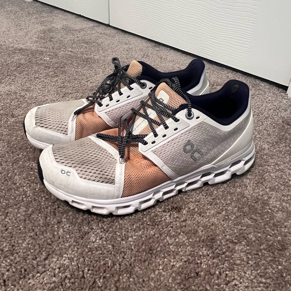 ON CLOUD size 9 women’s stratus